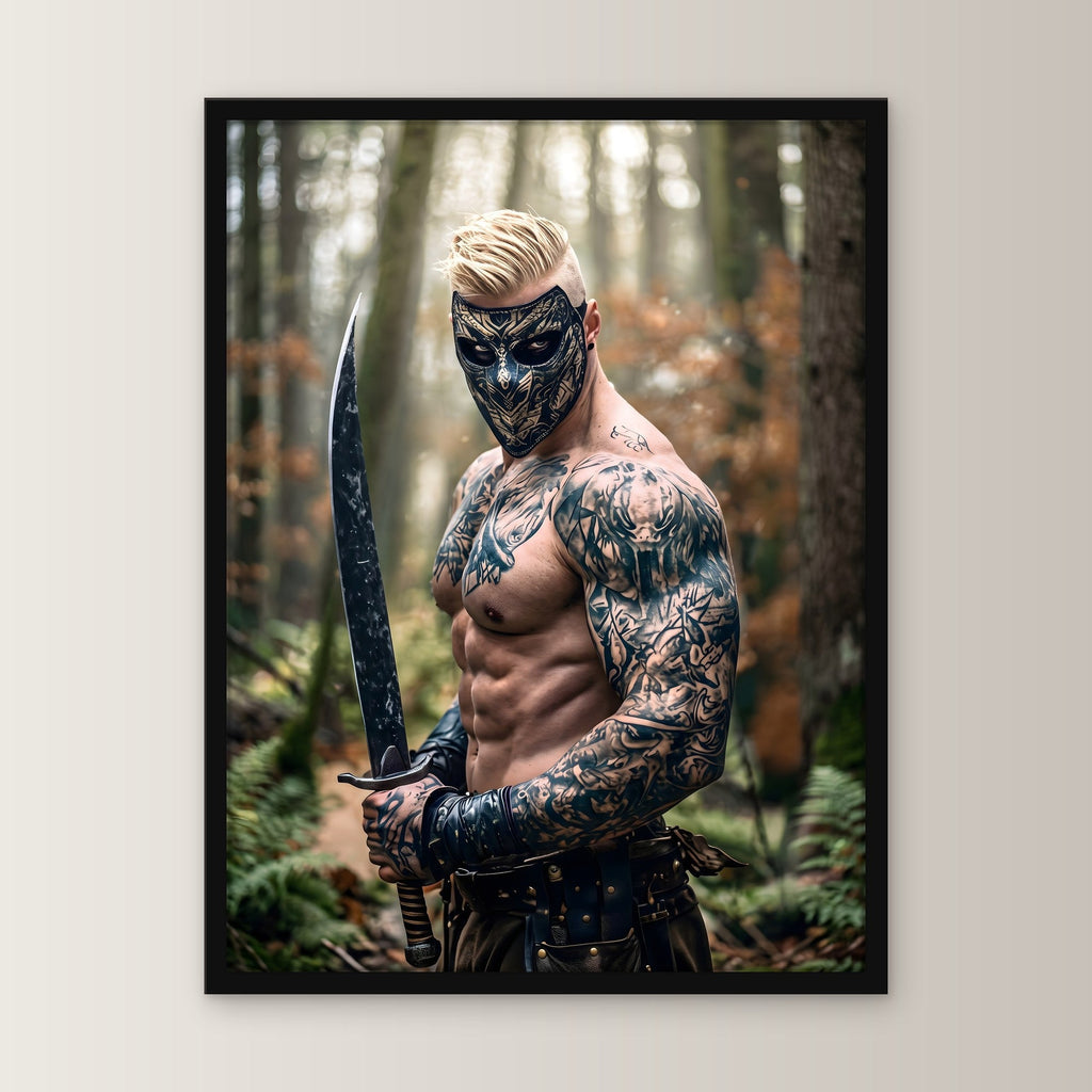 Der Maskenkrieger – Tätowierter Krieger mit Maske und Schwert im Nebelwald, im schwarzen Holzrahmen, gerade von vorn an heller Wand