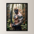 Der Maskenkrieger – Tätowierter Krieger mit Maske und Schwert im Nebelwald, im schwarzen Holzrahmen, gerade von vorn an heller Wand