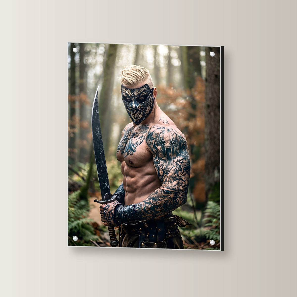Der Maskenkrieger – Tätowierter Krieger mit Maske und Schwert im Nebelwald, auf Acrylglas mit Edelstahl-Abstandshaltern, leicht gedreht an der Wand