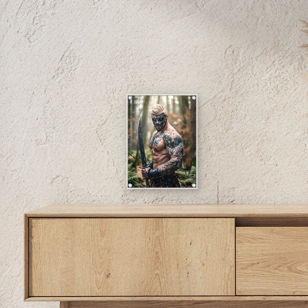 Der Maskenkrieger – Tätowierter Krieger mit Maske und Schwert im Nebelwald, auf Acrylglas mit Edelstahl-Abstandshaltern, über einem Sideboard, zeigt die Größe im Raum