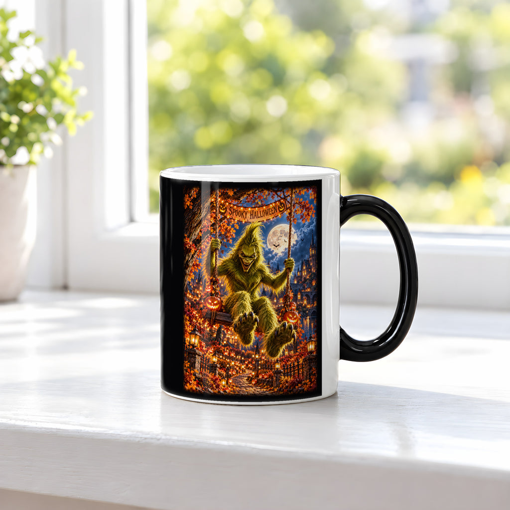 Die Mondschaukel – Halloween-Monster auf einer Schaukel unter dem Vollmond, Black Edition (Zaubertasse), auf einer Fensterbank