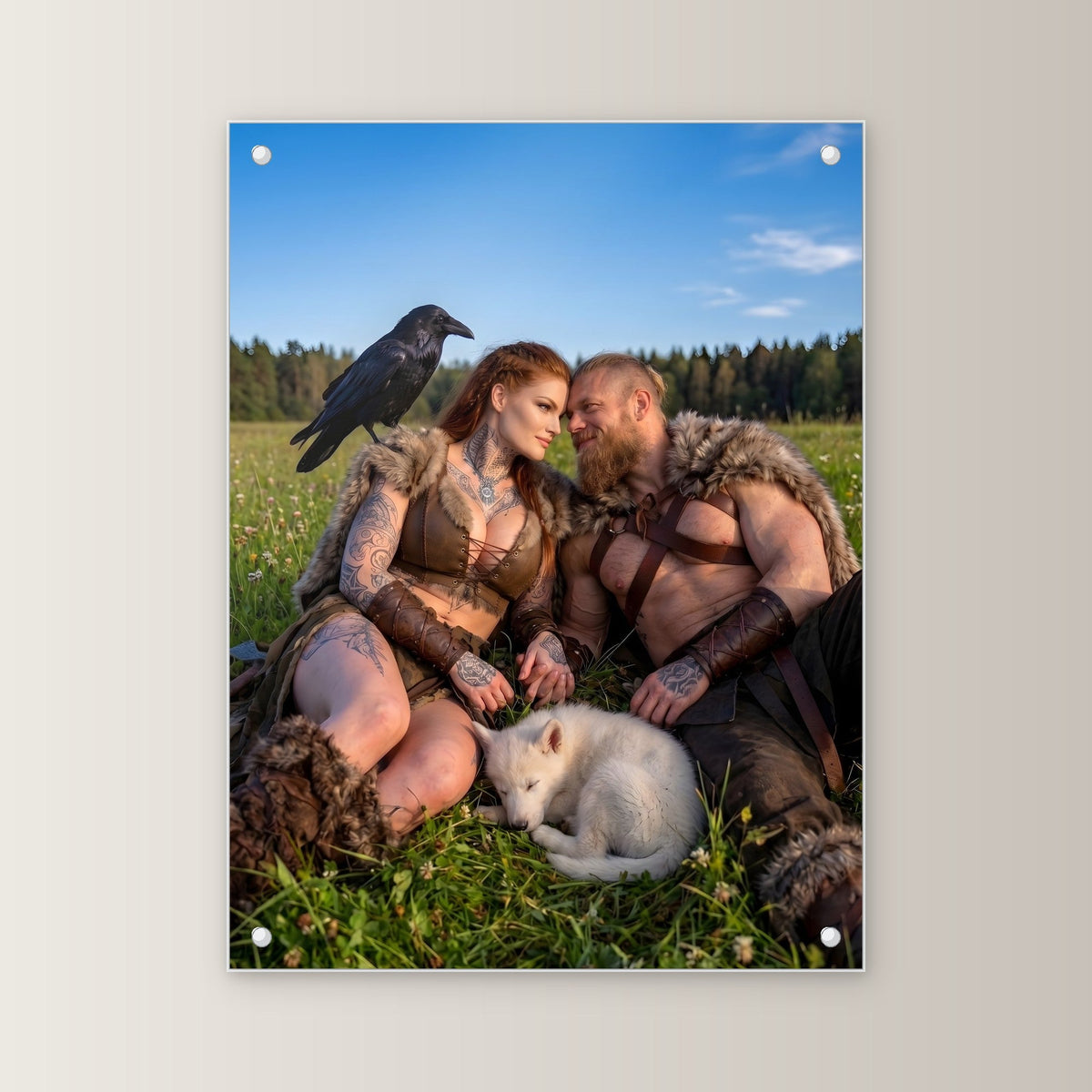 Mittsommer – Wikingerpaar mit Rabe und schlafendem Welpen auf der Sommerwiese, auf Acrylglas mit Edelstahl-Abstandshaltern, gerade von vorn an heller Wand