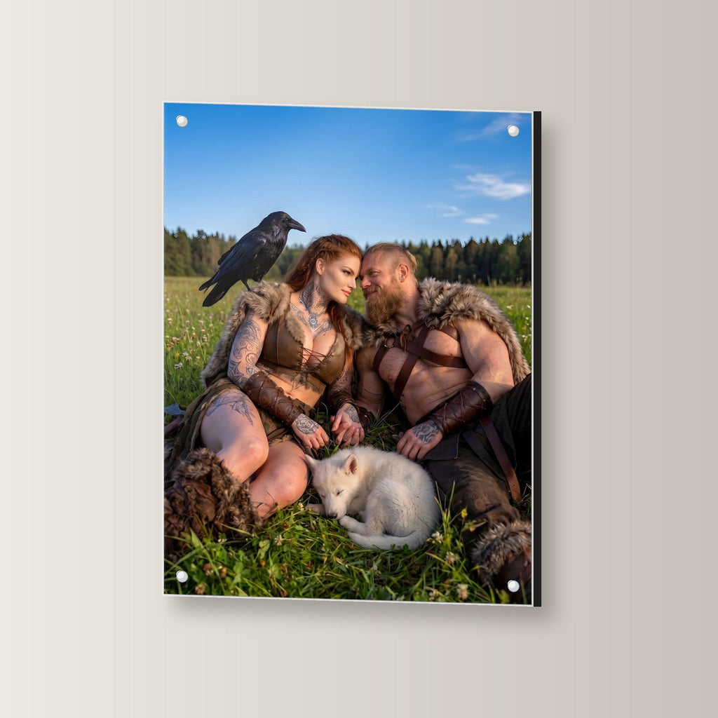 Mittsommer – Wikingerpaar mit Rabe und schlafendem Welpen auf der Sommerwiese, auf Acrylglas mit Edelstahl-Abstandshaltern, leicht gedreht an der Wand