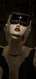 Die Orakel-Priesterin – Cyberpunk Dark-Portrait, gerahmtes Wandbild | Fantasywand