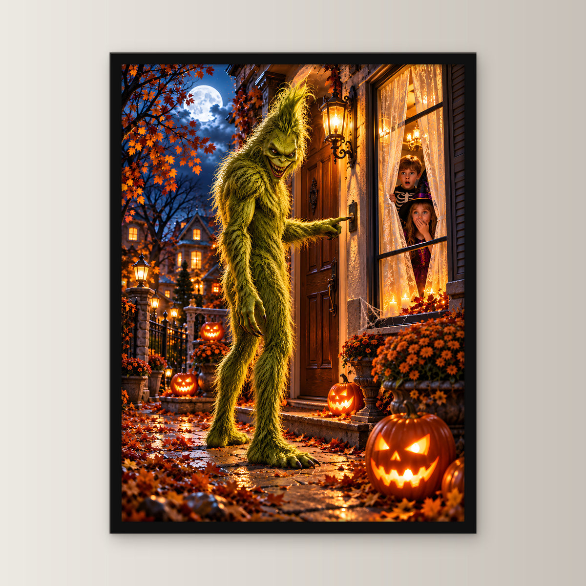 Der Nachtbesuch – Halloween-Monster an der Tür mit Kindern am Fenster, im schwarzen Holzrahmen, gerade von vorn an heller Wand