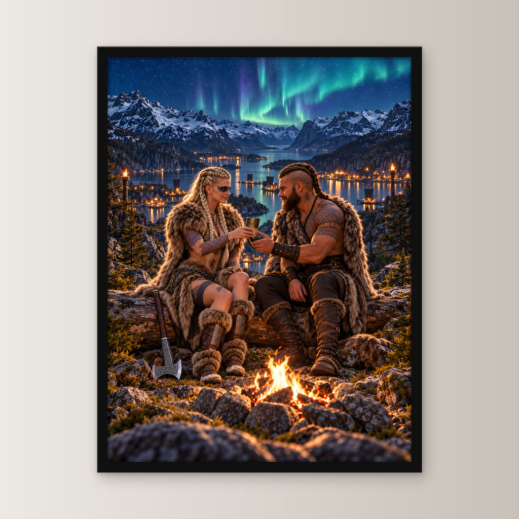 Nordlicht am Fjord – Wikingerpaar am Lagerfeuer unter Nordlichtern, im schwarzen Holzrahmen, gerade von vorn an heller Wand
