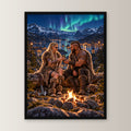 Nordlicht am Fjord – Wikingerpaar am Lagerfeuer unter Nordlichtern, im schwarzen Holzrahmen, gerade von vorn an heller Wand