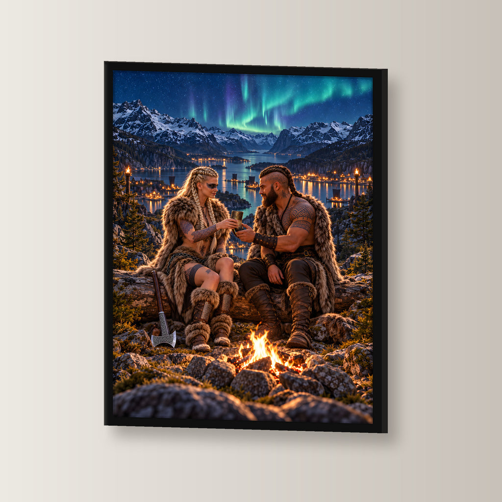 Nordlicht am Fjord – Wikingerpaar am Lagerfeuer unter Nordlichtern, im schwarzen Holzrahmen, leicht gedreht an der Wand