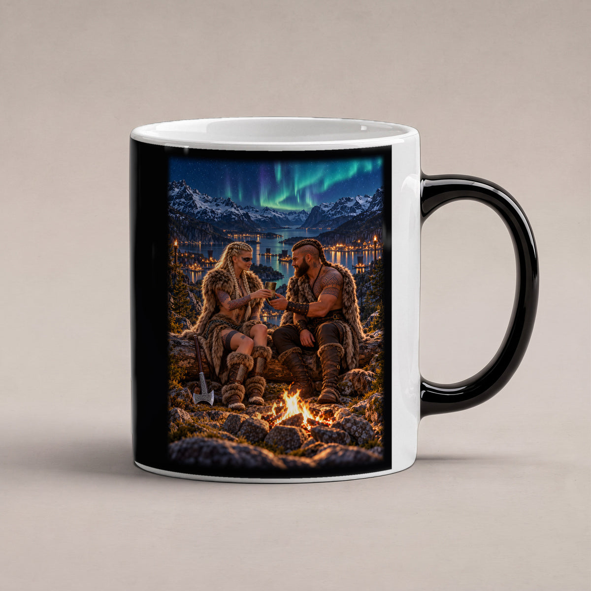Nordlicht am Fjord – Wikingerpaar am Lagerfeuer unter Nordlichtern, Black Edition (Zaubertasse), freigestellte Produktansicht