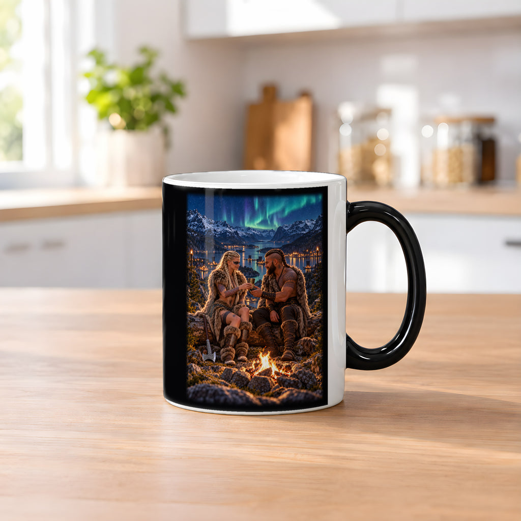 Nordlicht am Fjord – Wikingerpaar am Lagerfeuer unter Nordlichtern, Black Edition (Zaubertasse), auf einem Küchentresen