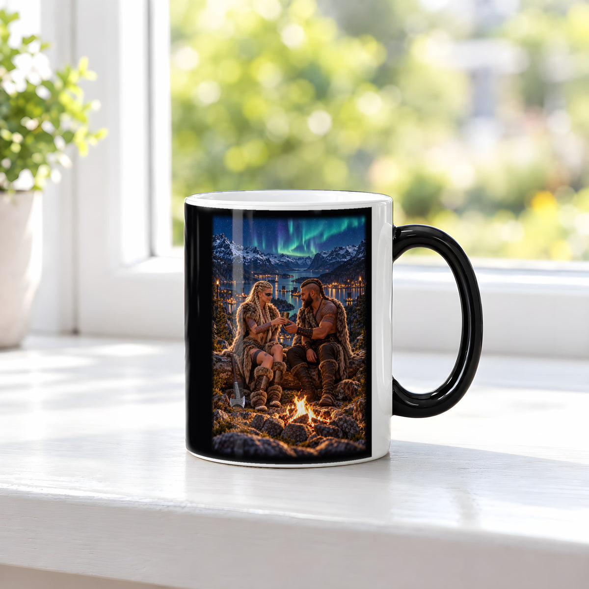 Nordlicht am Fjord – Wikingerpaar am Lagerfeuer unter Nordlichtern, Black Edition (Zaubertasse), auf einer Fensterbank