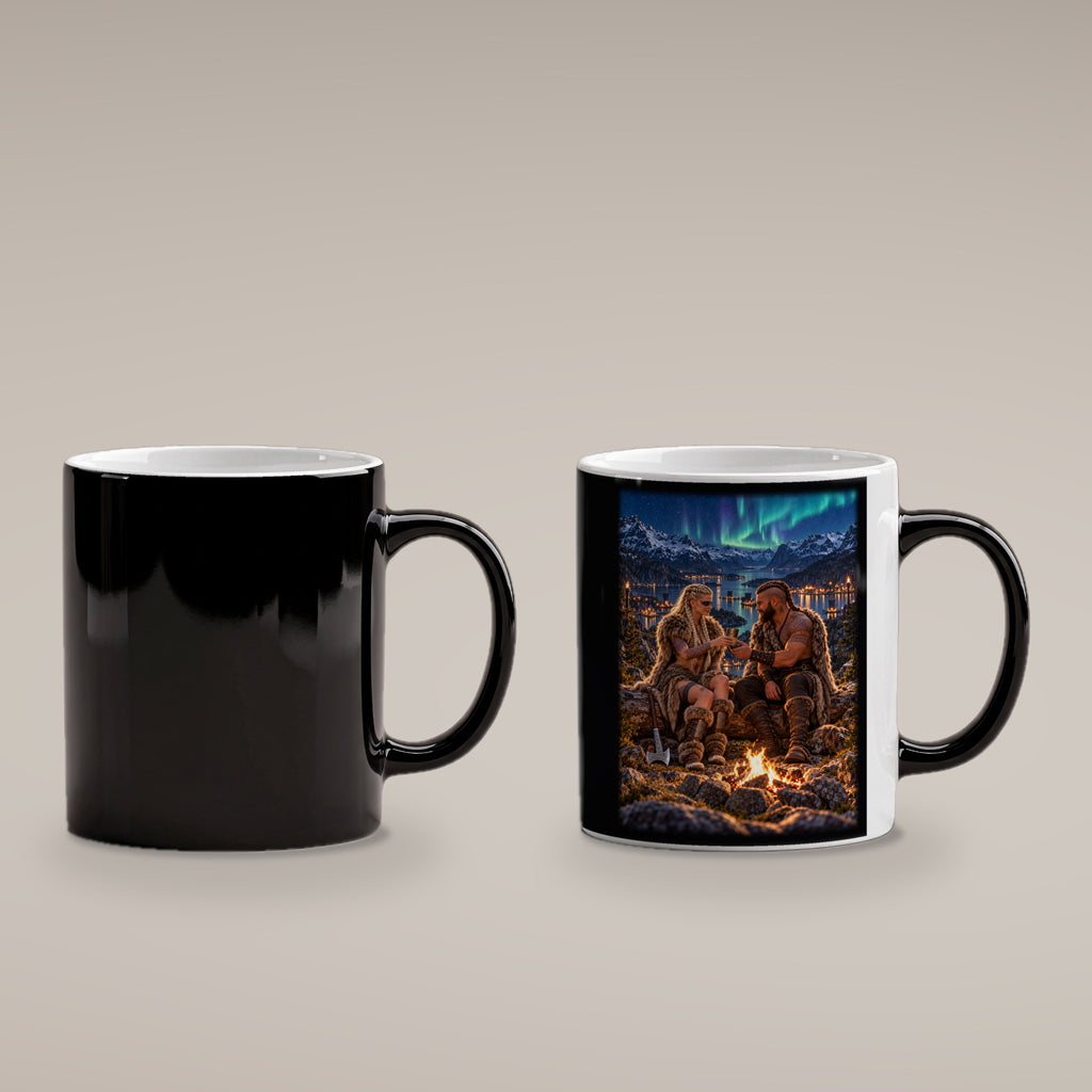 Nordlicht am Fjord – Wikingerpaar am Lagerfeuer unter Nordlichtern, Black Edition (Zaubertasse), kalt schwarz und heiß mit sichtbarem Motiv