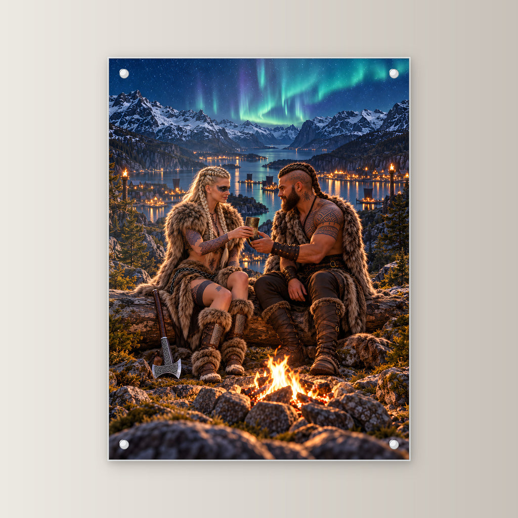Nordlicht am Fjord – Wikingerpaar am Lagerfeuer unter Nordlichtern, auf Acrylglas mit vier Abstandshaltern, gerade von vorn an heller Wand