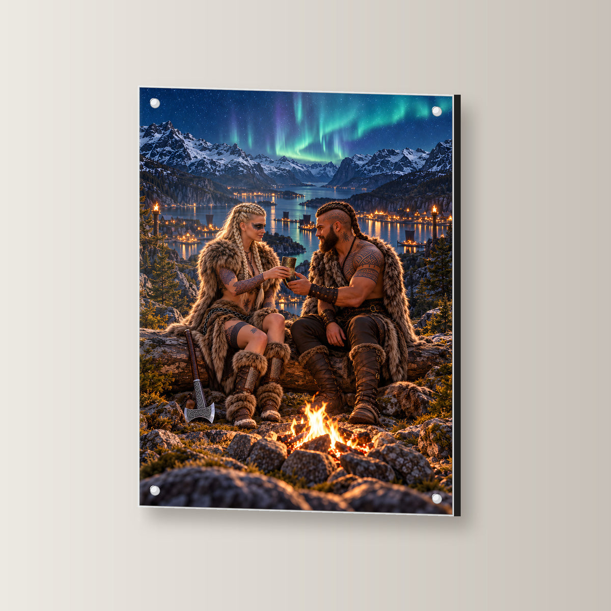 Nordlicht am Fjord – Wikingerpaar am Lagerfeuer unter Nordlichtern, auf Acrylglas mit vier Abstandshaltern, leicht gedreht an der Wand