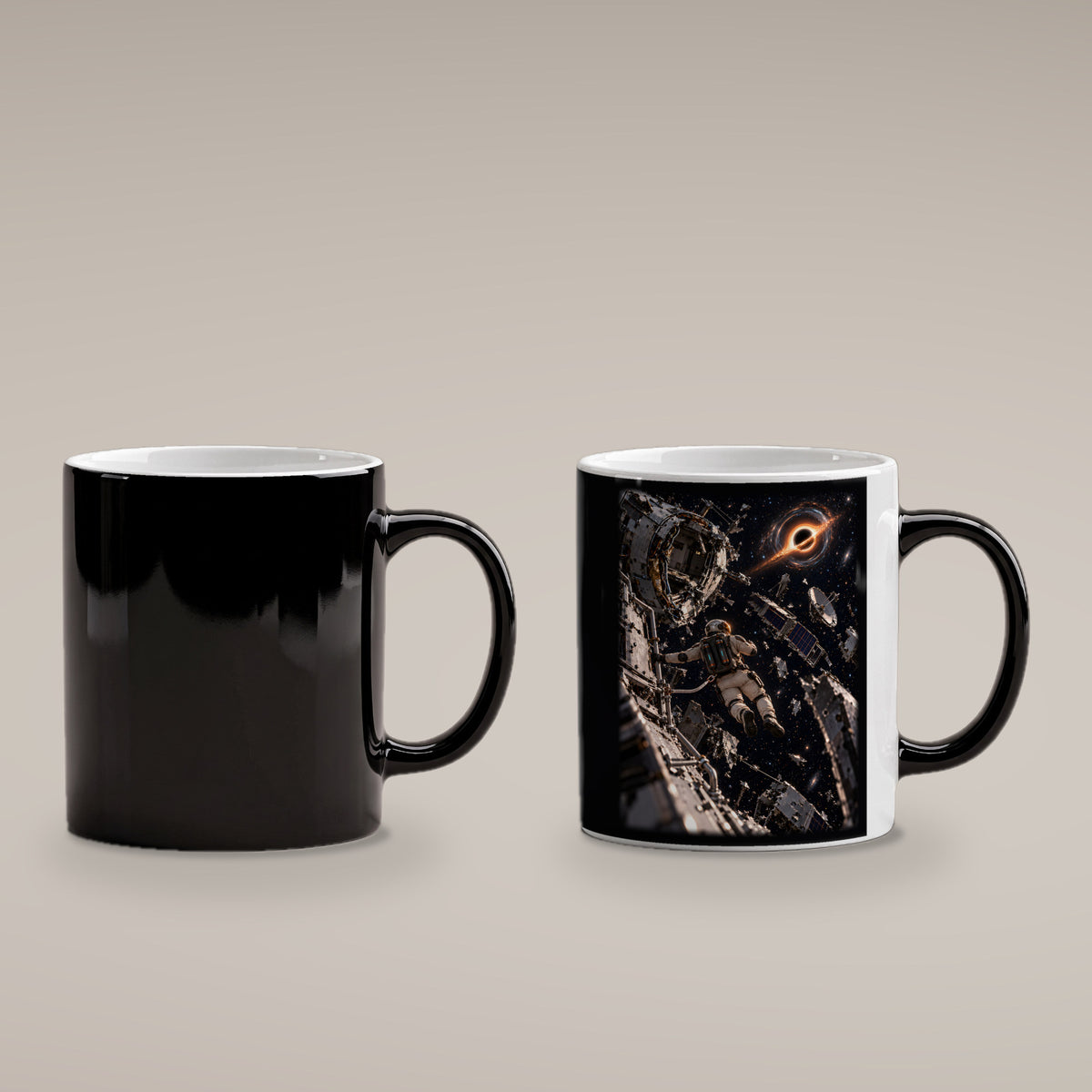 Das Orbitalwrack – Astronaut im Trümmerfeld einer Raumstation vor einem schwarzen Loch, Black Edition (Zaubertasse), kalt schwarz und heiß mit Motiv