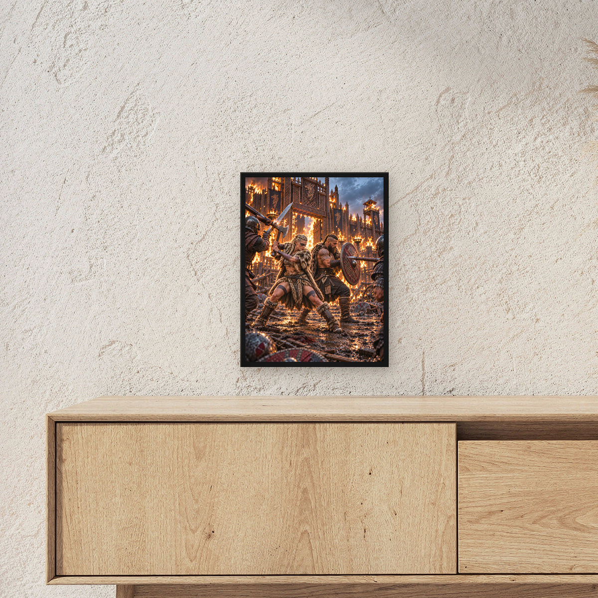Rücken an Rücken – Wikingerpaar Rücken an Rücken vor einer brennenden Festung, im schwarzen Holzrahmen, über einem Sideboard, zeigt die Größe im Raum