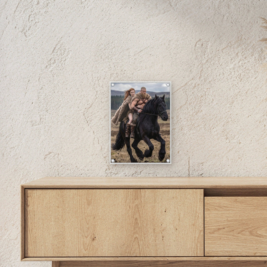 Ritt über die Heide – Wikingerpaar galoppiert auf einem Rappen über die Heide, auf Acrylglas mit Edelstahl-Abstandshaltern, über einem Sideboard, zeigt die Größe im Raum