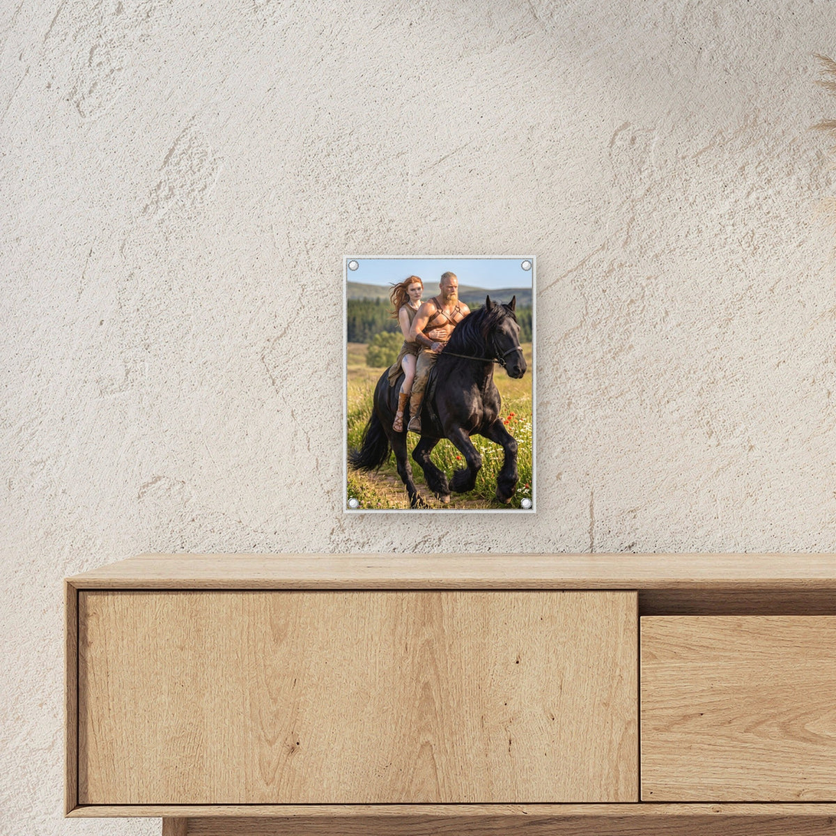 Sommerritt – Wikingerpaar reitet auf einem Rappen durch die Blumenwiese, auf Acrylglas mit Edelstahl-Abstandshaltern, über einem Sideboard, zeigt die Größe im Raum