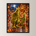 Der Süßigkeitentausch – Halloween-Monster und Kind mit buntem Lutscher, im schwarzen Holzrahmen, gerade von vorn an heller Wand