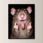 Freche Ratte – Gerahmtes Wandbild. 45×60 cm. Schwarzer Holzrahmen ohne Passepartout. Frontalansicht. KI-Motiv.