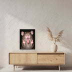 Freche Ratte – Gerahmtes Wandbild. 45×60 cm. Schwarzer Holzrahmen ohne Passepartout. Raumansicht mit Größenbezug. KI-Motiv.