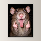Freche Ratte – Gerahmtes Wandbild. 60×80 cm. Schwarzer Holzrahmen ohne Passepartout. Frontalansicht. KI-Motiv.
