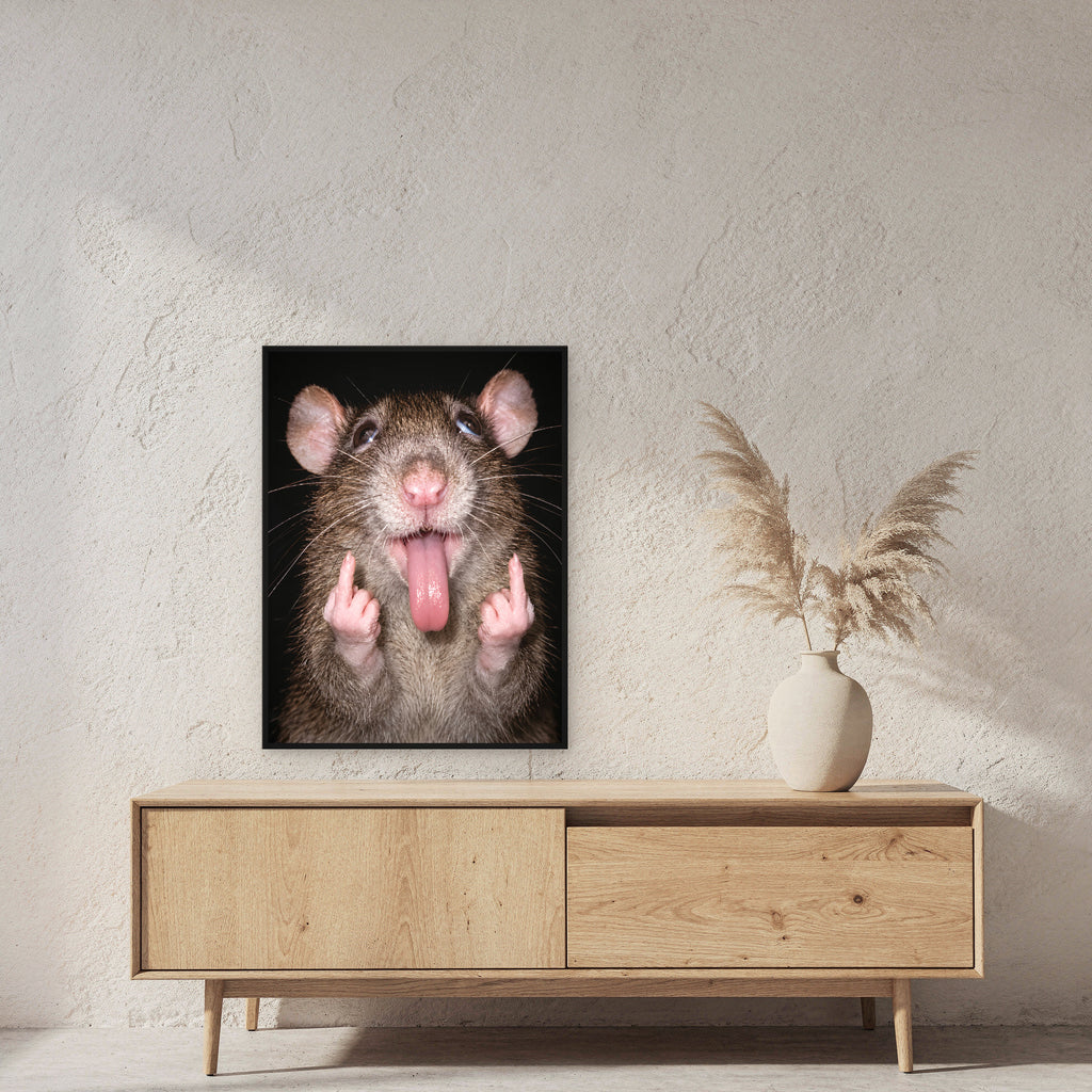 Freche Ratte – Gerahmtes Wandbild. 60×80 cm. Schwarzer Holzrahmen ohne Passepartout. Raumansicht mit Größenbezug. KI-Motiv.