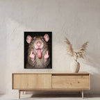 Freche Ratte – Gerahmtes Wandbild. 60×80 cm. Schwarzer Holzrahmen ohne Passepartout. Raumansicht mit Größenbezug. KI-Motiv.