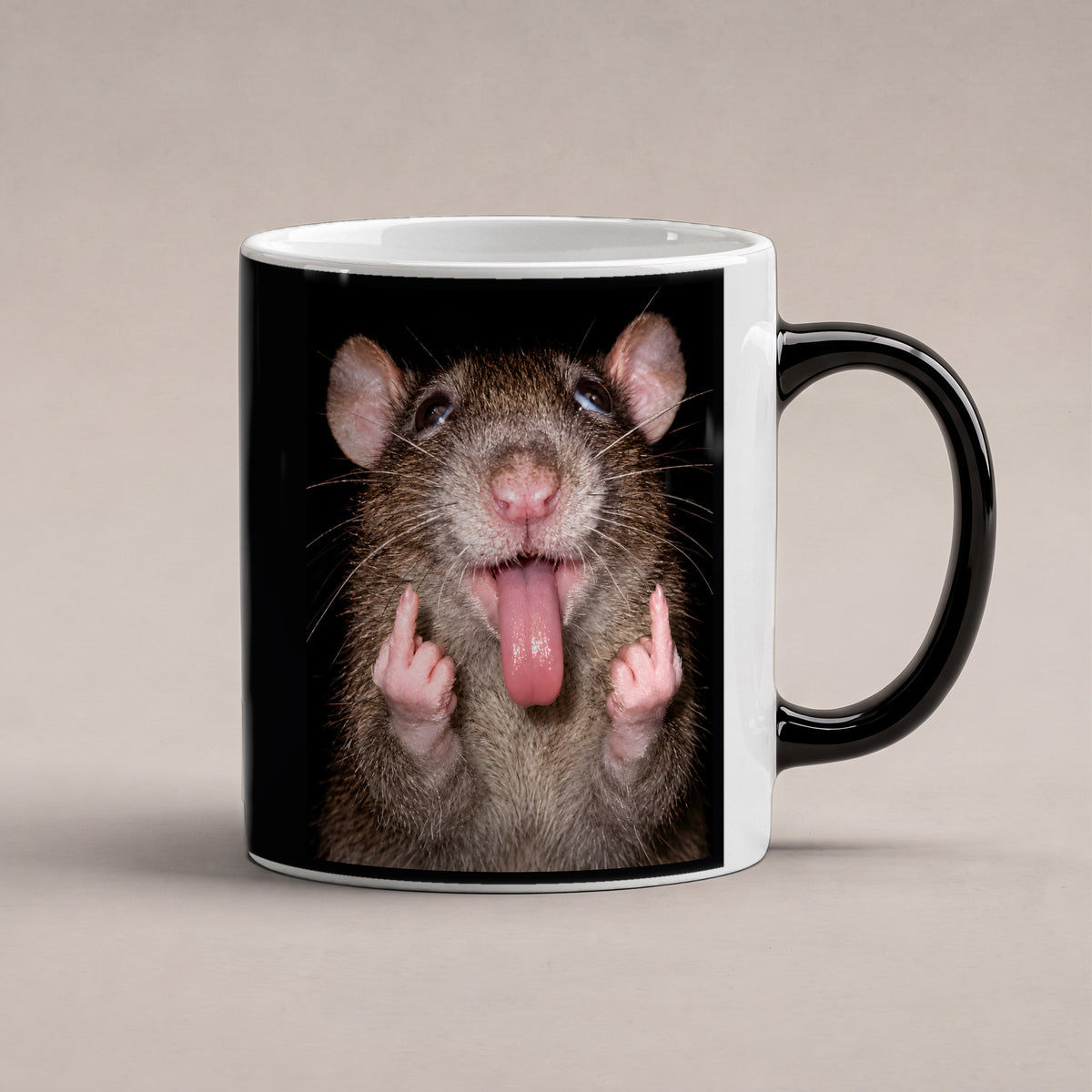 Freche Ratte – Tasse. Zaubertasse: Wärmeeffekt. 1 STUDIO HEISS. KI-Motiv.