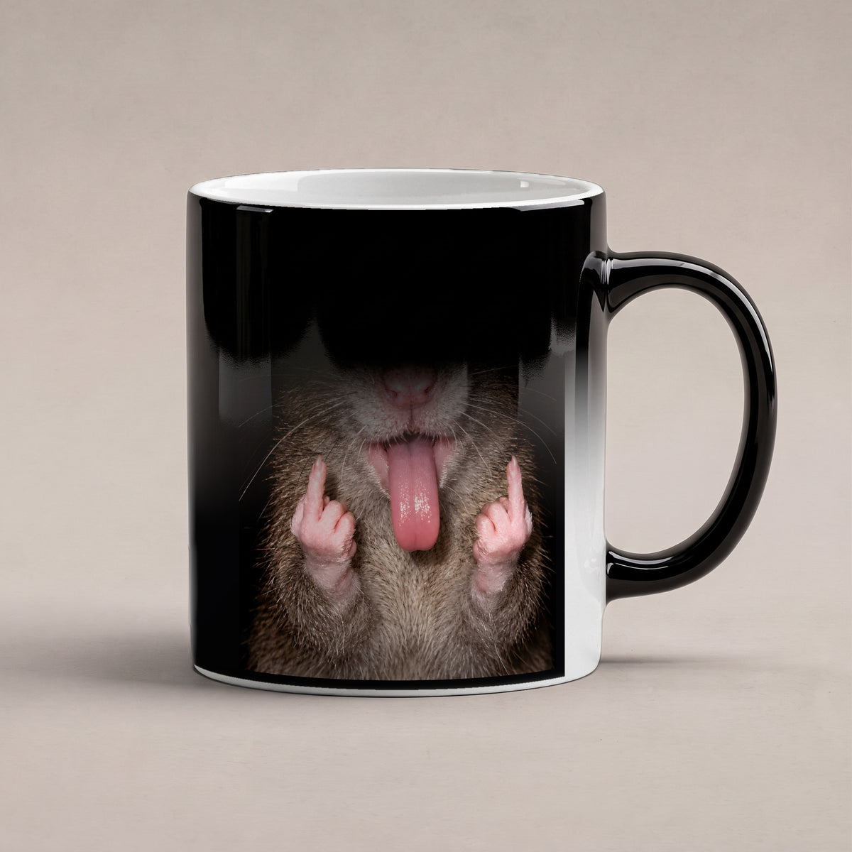 Freche Ratte – Tasse. Zaubertasse: Wärmeeffekt. 6 WAERMEEFFEKT. KI-Motiv.