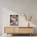 Boxer-Katze – Gerahmtes Wandbild mit Spruch. 45×60 cm. Schwarzer Holzrahmen ohne Passepartout. Raumansicht mit Größenbezug. KI-Motiv.
