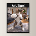 Boxer-Katze – Gerahmtes Wandbild mit Spruch. 30×40 cm. Schwarzer Holzrahmen ohne Passepartout. Frontalansicht. KI-Motiv.
