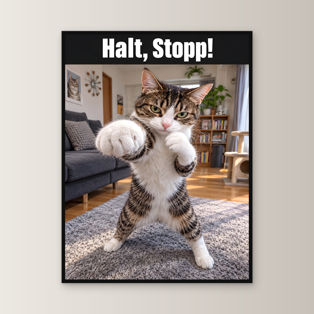 Boxer-Katze – Gerahmtes Wandbild mit Spruch. 60×80 cm. Schwarzer Holzrahmen ohne Passepartout. Frontalansicht. KI-Motiv.