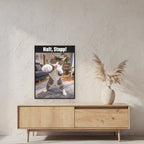 Boxer-Katze – Gerahmtes Wandbild mit Spruch. 60×80 cm. Schwarzer Holzrahmen ohne Passepartout. Raumansicht mit Größenbezug. KI-Motiv.