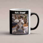 Boxer-Katze – Tasse mit Spruch. Zaubertasse: Wärmeeffekt. 1 STUDIO HEISS. KI-Motiv.
