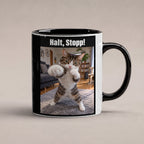 Boxer-Katze – Tasse mit Spruch. Innen schwarz. 1 STUDIO. KI-Motiv.
