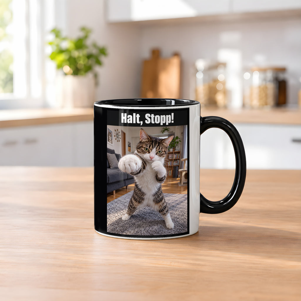 Boxer-Katze – Tasse mit Spruch. Innen schwarz. 2 KUECHE. KI-Motiv.