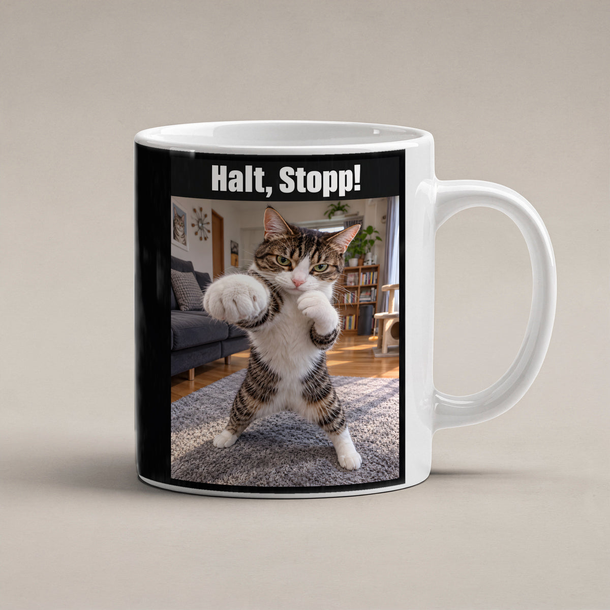 Boxer-Katze – Tasse mit Spruch. Weiß. 1 STUDIO. KI-Motiv.