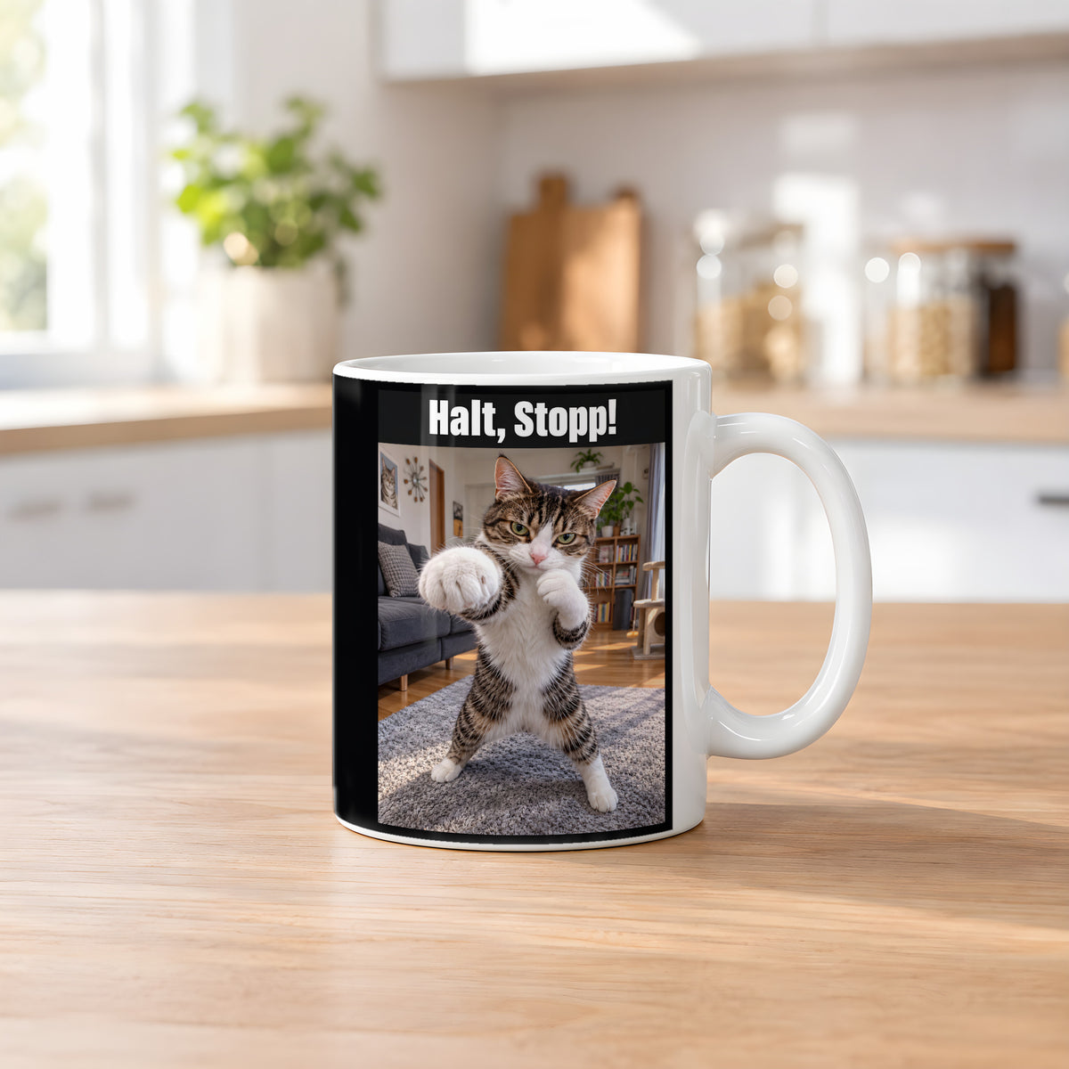 Boxer-Katze – Tasse mit Spruch. Weiß. 2 KUECHE. KI-Motiv.