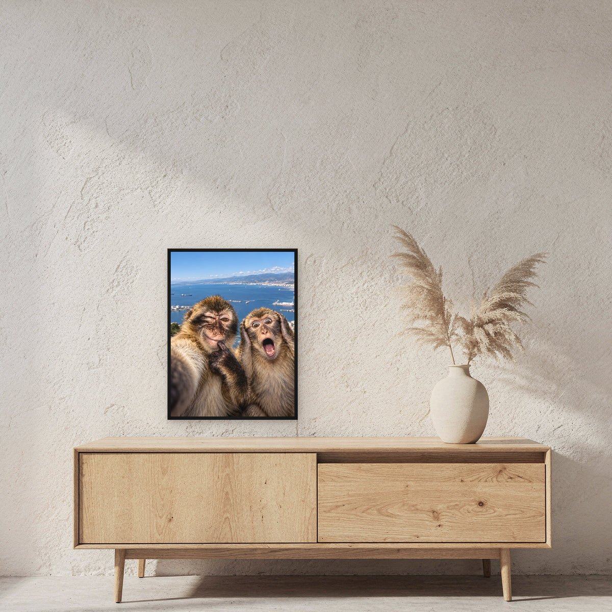 Affen-Selfie – Gerahmtes Wandbild. 45×60 cm. Schwarzer Holzrahmen ohne Passepartout. Raumansicht mit Größenbezug. KI-Motiv.