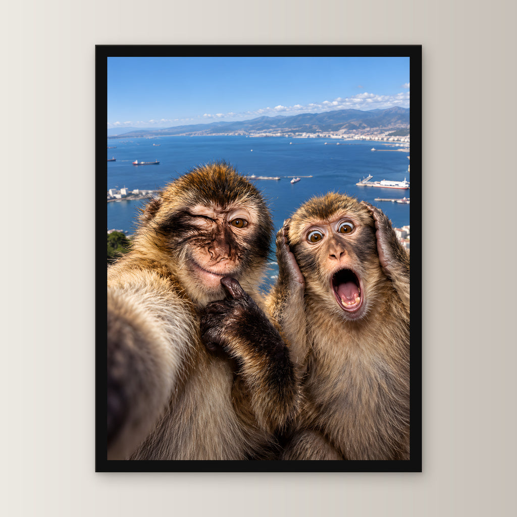 Affen-Selfie – Gerahmtes Wandbild. 30×40 cm. Schwarzer Holzrahmen ohne Passepartout. Frontalansicht. KI-Motiv.