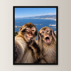 Affen-Selfie – Gerahmtes Wandbild. 30×40 cm. Schwarzer Holzrahmen ohne Passepartout. Frontalansicht. KI-Motiv.