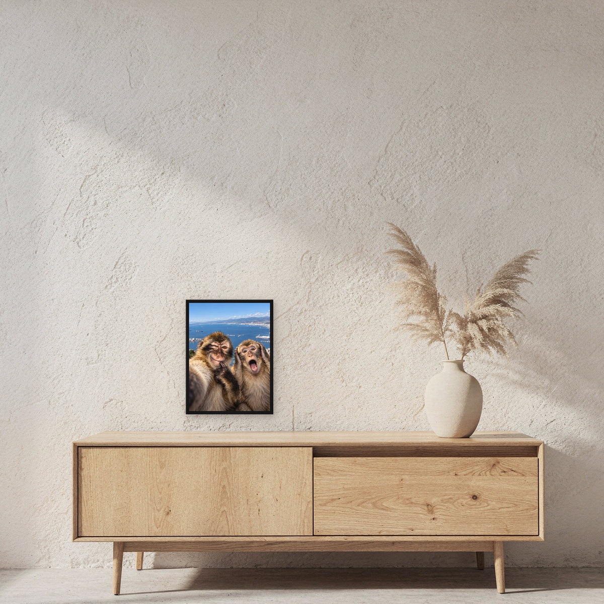 Affen-Selfie – Gerahmtes Wandbild. 30×40 cm. Schwarzer Holzrahmen ohne Passepartout. Raumansicht mit Größenbezug. KI-Motiv.