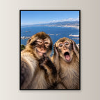 Affen-Selfie – Gerahmtes Wandbild. 60×80 cm. Schwarzer Holzrahmen ohne Passepartout. Frontalansicht. KI-Motiv.