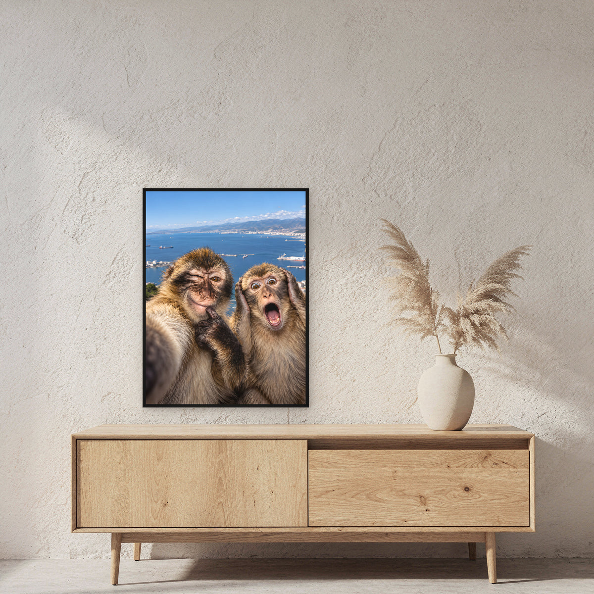 Affen-Selfie – Gerahmtes Wandbild. 60×80 cm. 2 RAUM. KI-Motiv.