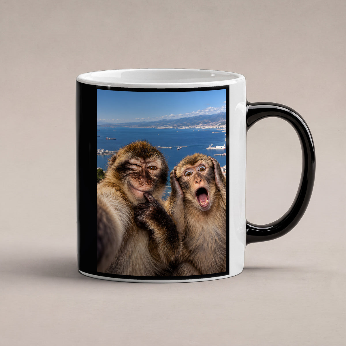 Affen-Selfie – Tasse. Zaubertasse: Wärmeeffekt. 1 STUDIO HEISS. KI-Motiv.