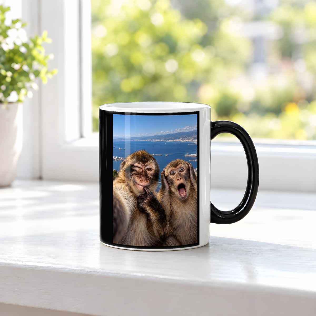 Affen-Selfie – Tasse. Zaubertasse: Wärmeeffekt. 3 FENSTER HEISS. KI-Motiv.