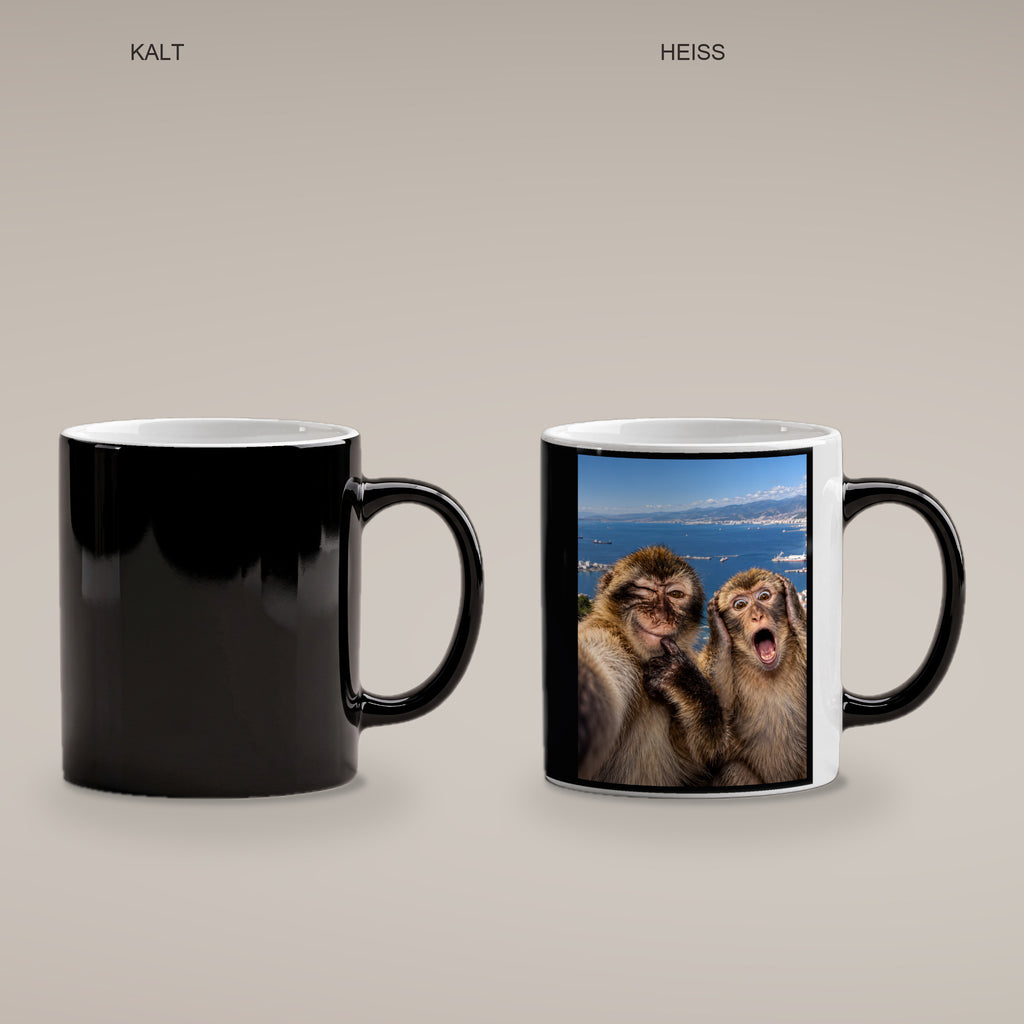Affen-Selfie – Tasse. Zaubertasse: Wärmeeffekt. 4 KALT HEISS. KI-Motiv.