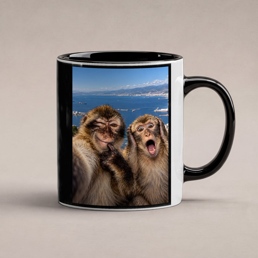Affen-Selfie – Tasse. Innen schwarz. 1 STUDIO. KI-Motiv.