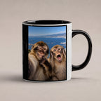 Affen-Selfie – Tasse. Innen schwarz. 1 STUDIO. KI-Motiv.